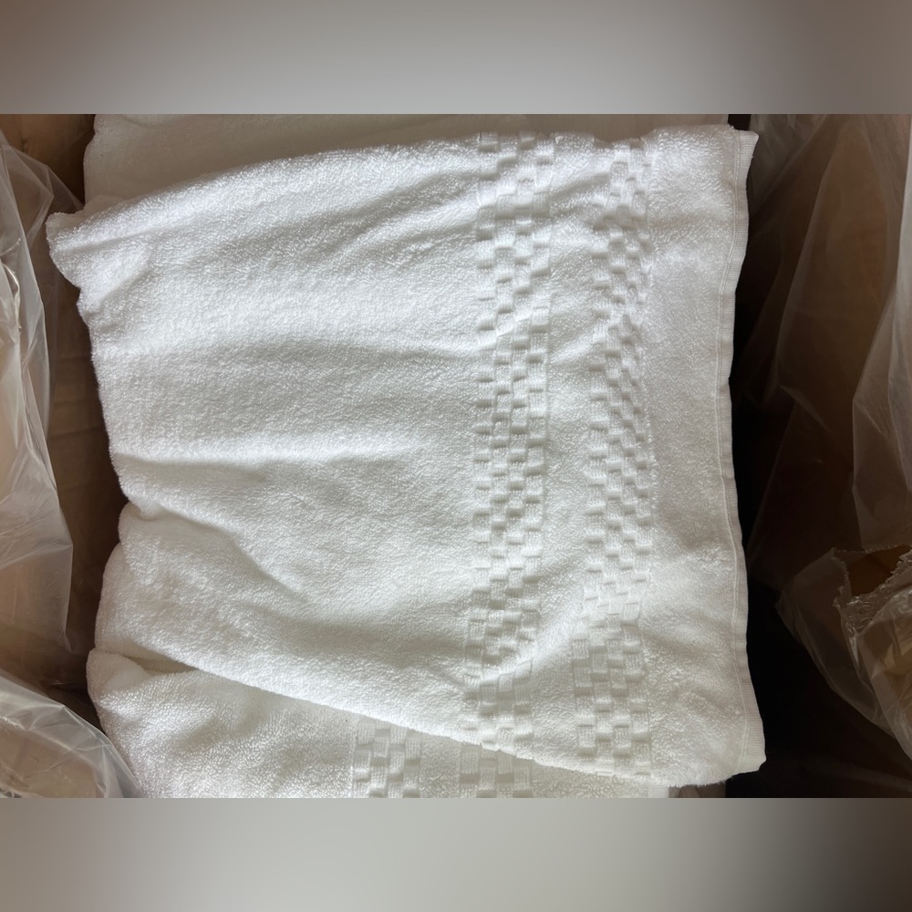 Ritz Carlton 2 bath towels - white - Picture 3 of 5